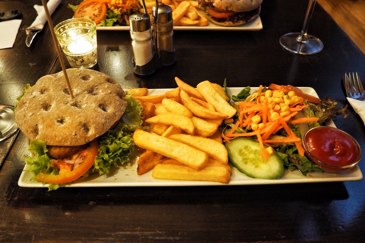 Vegan burger at Cafe Piya Hamburg